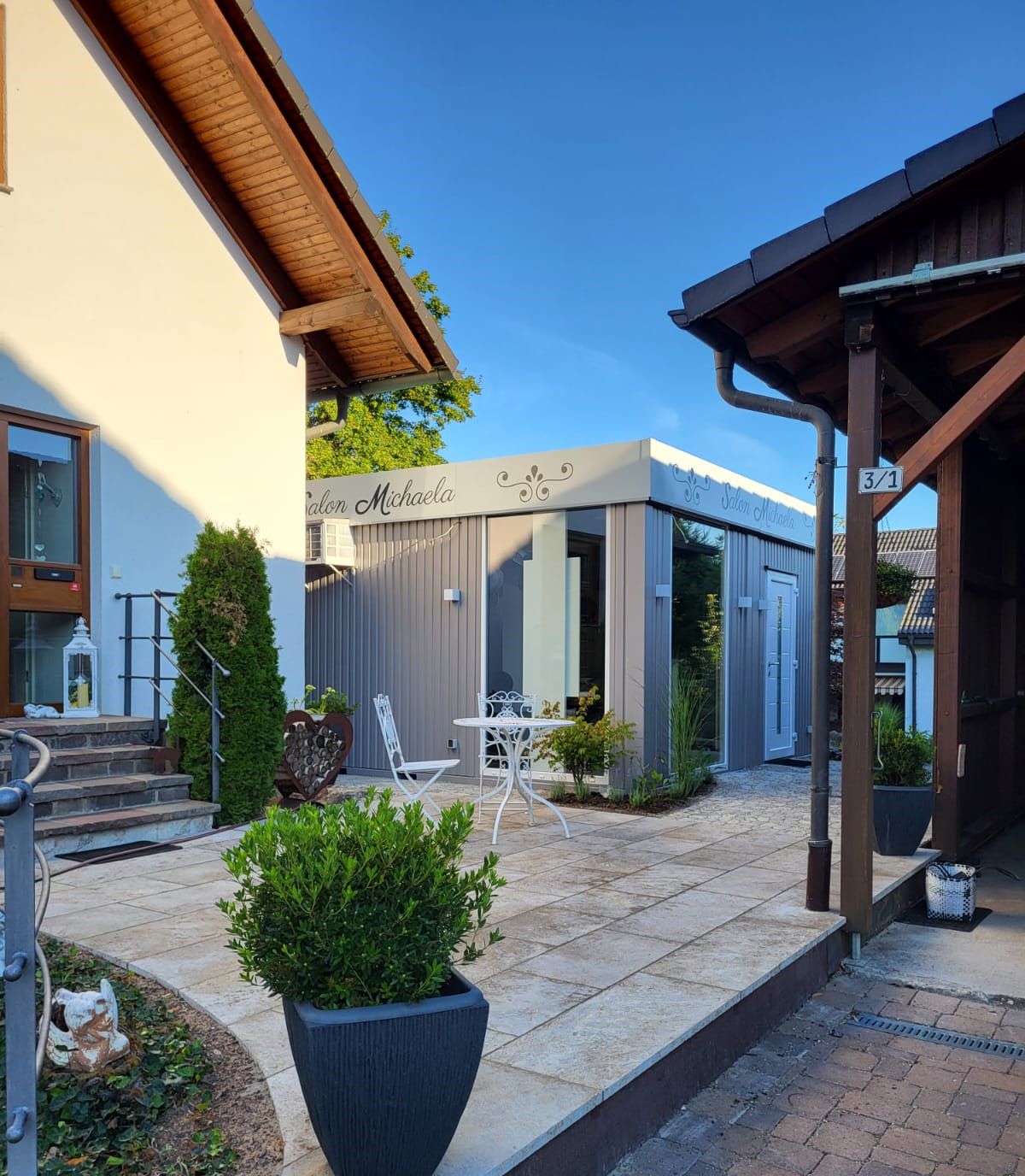 Friseurcontainer auf eigenem Grundstück