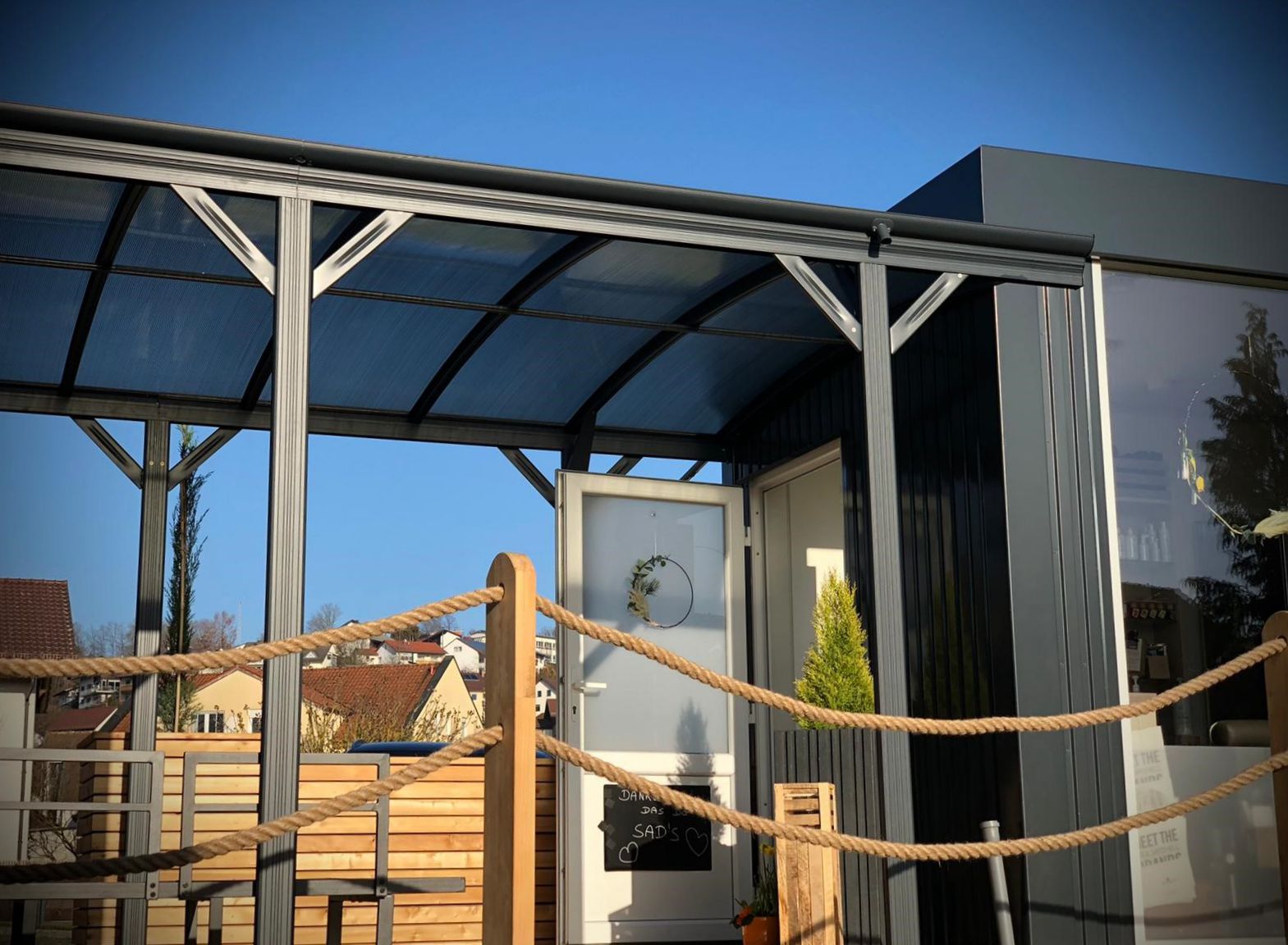 Friseurcontainer auf eigenem Grundstück